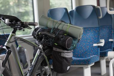 Dağ bisikleti saddlebags ile trende taşınır. 
