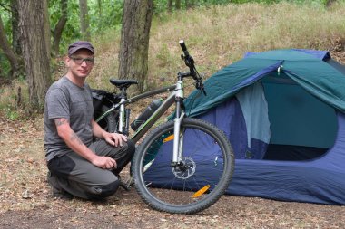 Çadır ve mtb bisikleti ormanda beyaz adamla