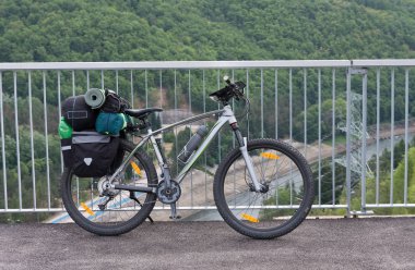 Su baraj üzerinde saddlebags dağ bisikleti.
