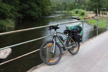 Köprüde saddlebags dağ bisikleti