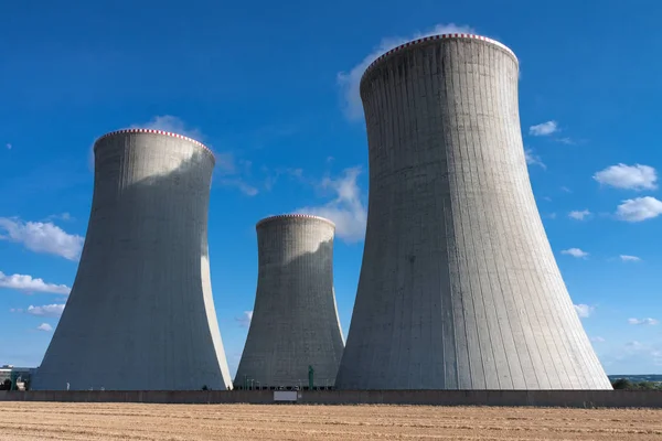 Central nuclear, torres de arrefecimento contra o céu azul — Fotografia de Stock