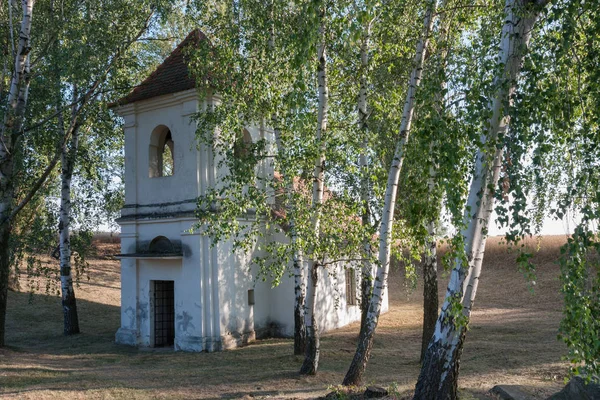 Opuszczony budynek Kościoła w letni dzień — Zdjęcie stockowe