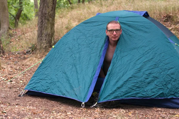 Üstsüz adam sabah Kamp çadırında kalkar