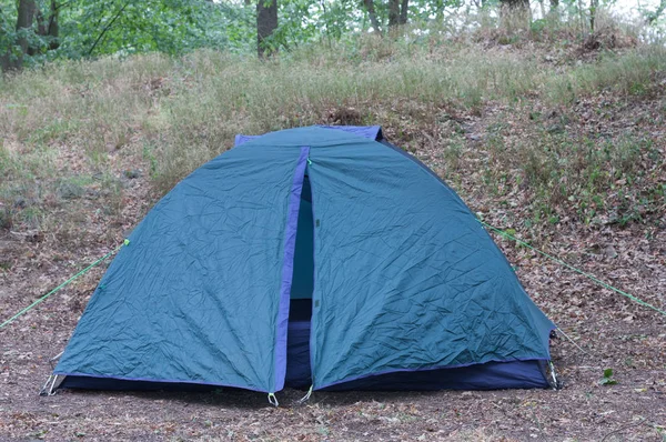 Tienda de camping turístico en el bosque —  Fotos de Stock