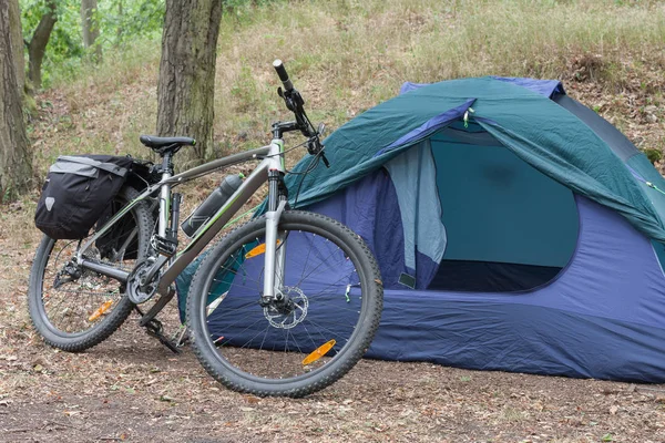 Bisiklet saddlebags önünde çadır ile. 