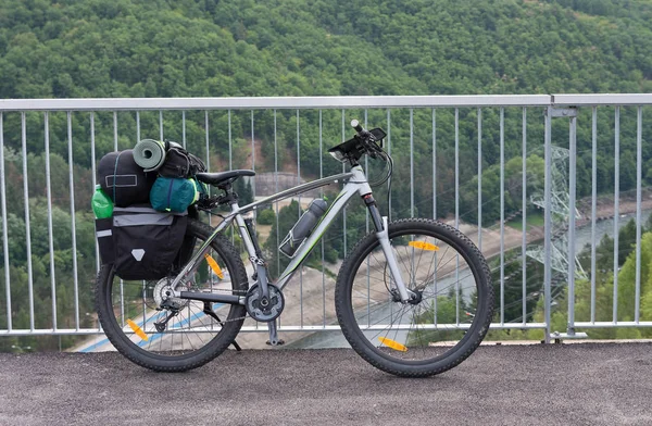 Bicicleta de montaña con alforjas en la presa de agua . — Foto de Stock