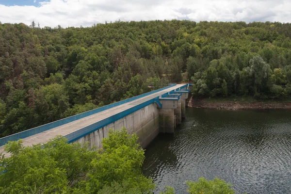 Diga d'acqua di Mohelno nella giornata estiva . — Foto Stock