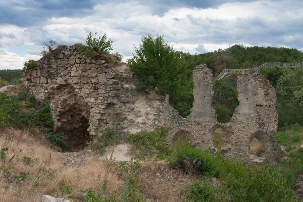 Çek Cumhuriyeti'nde yaz bulutlu günde kale Harabeleri