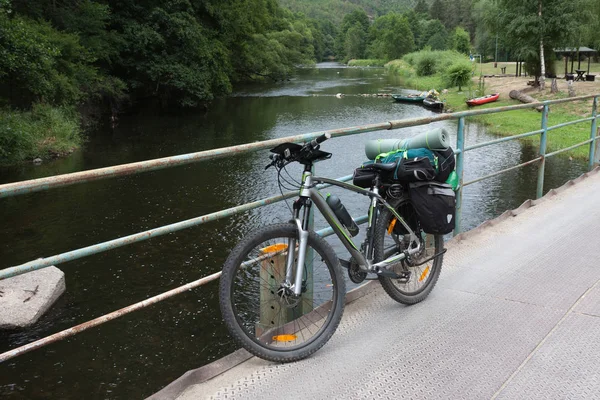 Köprüde saddlebags dağ bisikleti