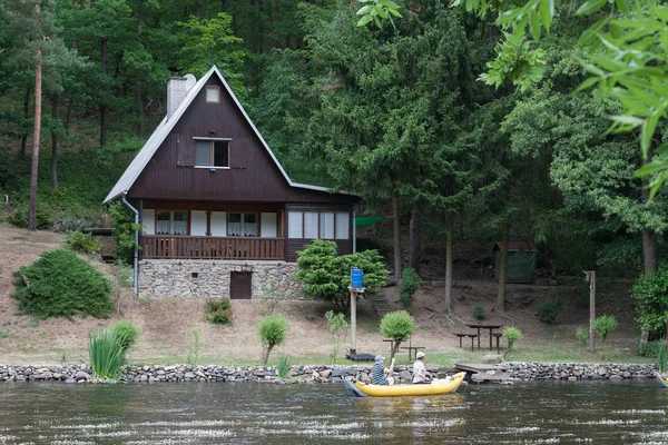 Εξοχική κατοικία στην όχθη του ποταμού Jihlava, Δημοκρατία της Τσεχίας, στην το — Φωτογραφία Αρχείου