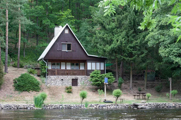 Εξοχική κατοικία στην όχθη του ποταμού Jihlava, Δημοκρατία της Τσεχίας, στην το — Φωτογραφία Αρχείου