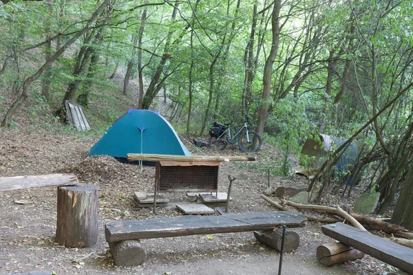 Turist kamp çadırda ormanda kamp