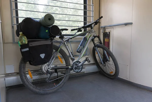 Rower górski z sakwy jest transportowany w pociągu. — Zdjęcie stockowe