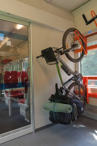 Mountainbike met saddlebags wordt vervoerd in de trein. — Stockfoto