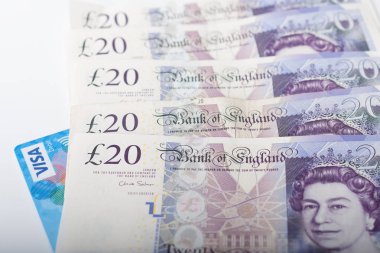 VISA kartı ve beyaz arka plan üzerinde İngiliz Sterlini