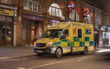 Londra Metro İstasyonu'na ambulans bekliyor 