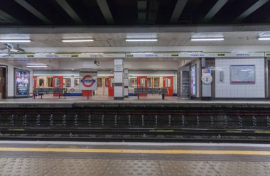 Londra treni bir numaralı metro istasyonu Tower Hill'de ayakta 