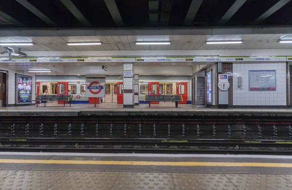 Londen-trein permanent in de metro station Tower hill — Stockfoto