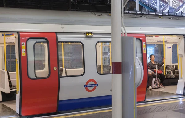 Londen-trein permanent in het metrostation — Stockfoto
