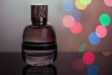 Şişe parfüm siyah akrilik levha, arka plan ışığı. 