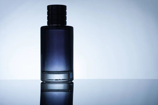 Garrafa de perfume em folha de acrílico preto — Fotografia de Stock