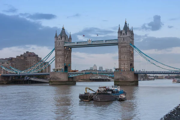 Πύργος γέφυρα στο βράδυ, Λονδίνο, Αγγλία — Φωτογραφία Αρχείου