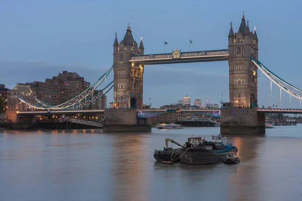 Tower Bridge por la noche, Londres, Inglaterra — Foto de Stock