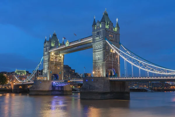 Köprü kule akşam, Londra, İngiltere — Stok fotoğraf