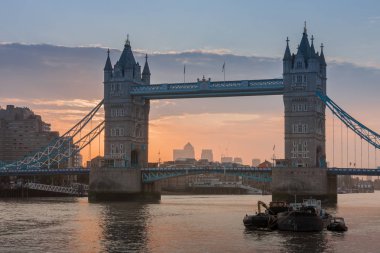 Tower Bridge gündoğumu zaman, Londra, İngiltere
