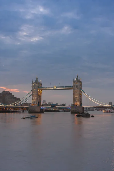 Tower Bridge por la mañana, Londres, Inglaterra — Foto de Stock