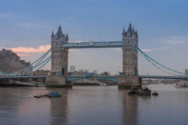 Tower Bridge por la mañana, Londres, Inglaterra — Foto de Stock