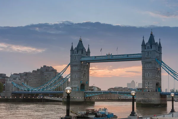 Tower Bridge in de ochtend, Londen, Engeland — Stockfoto