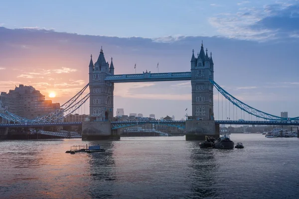 Tower Bridge bei Sonnenaufgang, London, England — Stockfoto