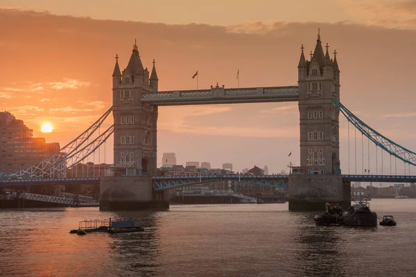 Tower Bridge bei Sonnenaufgang, London, England — Stockfoto