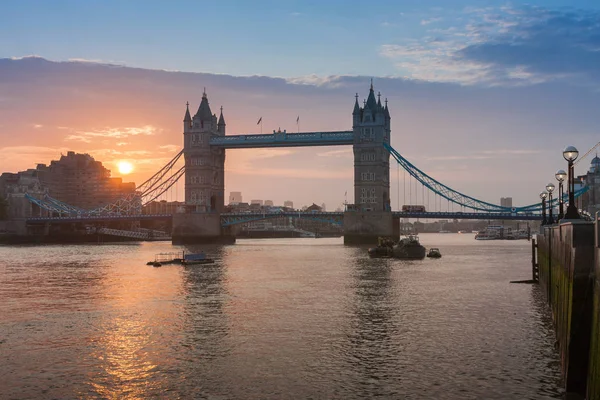 Tower Bridge in the sunrise time, London, England — Stock Photo, Image