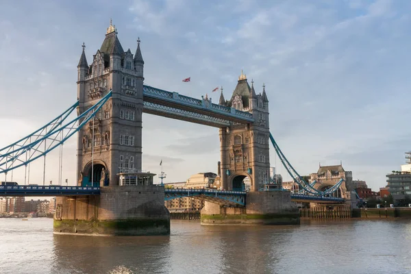 Tower Bridge por la mañana, Londres, Inglaterra — Foto de Stock