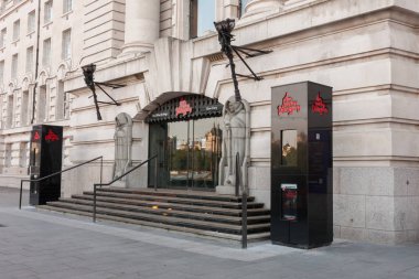 Londra zindanı girişinde 