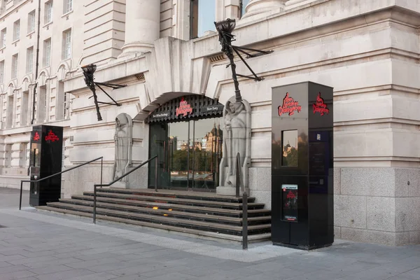 Londra zindanı girişinde 