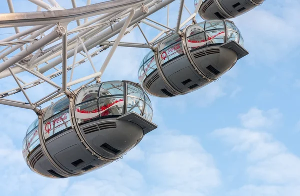 London Eye, roue du millénaire à Londres le matin — Photo