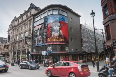 Kraliçe tiyatro üzerinde Shaftesbury Avenue, Londra 