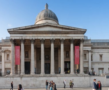 Trafalgar Meydanı'nda yürüyüş turist