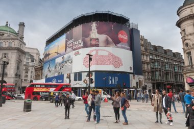 Piccadilly Circus üzerinde yürüyen turist