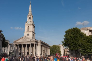 Yürüyüş Trafalgar meydanında St. Martin arka plan ben turist