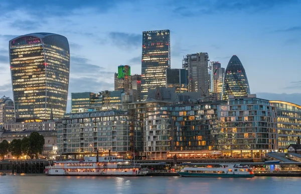 Thames dolgu ve sonra Londra şehir içinde Londra gökdelenler — Stok fotoğraf