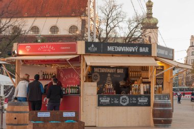 İnsanlar Noel pazarı, mulled şarap alışveriş