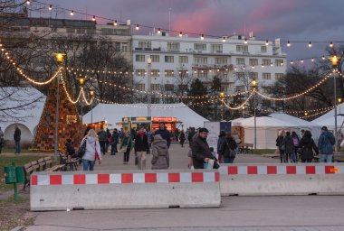 Günbatımı zaman Moravyalı Square Noel pazarı