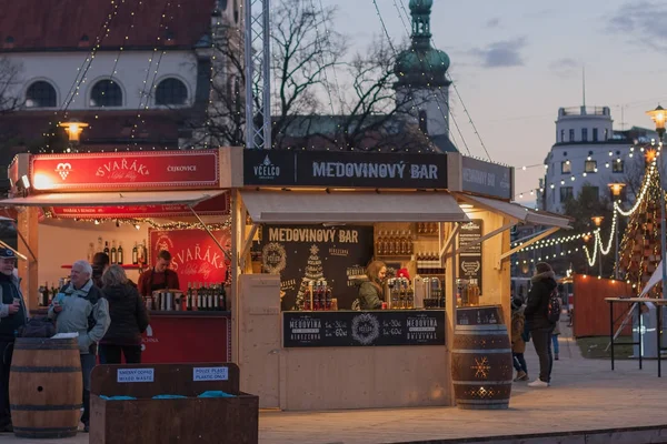 İnsanlar Noel pazarı, mulled şarap alışveriş