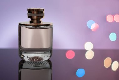 Şişe parfüm siyah akrilik levha, arka plan ışığı. 