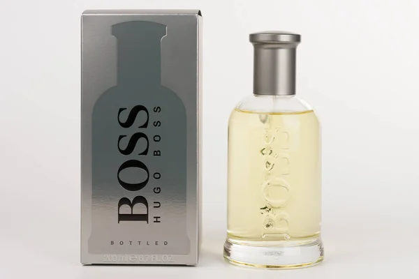 Bottiglia e scatola di Hugo Boss Boss Botled EDT per gli uomini — Foto Stock