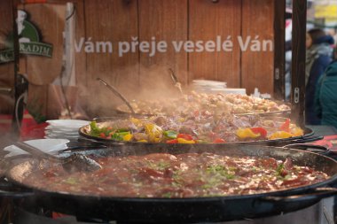 Büyük tava yemek pişirme ile durak 